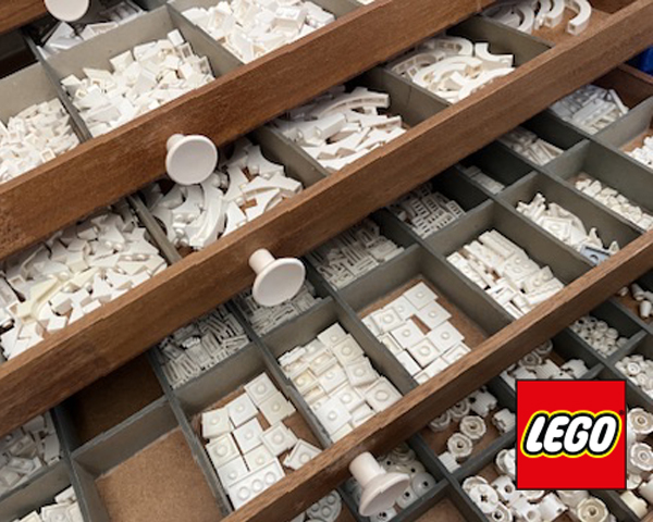 "De Legolade met ontelbare witte Legoblokjes"